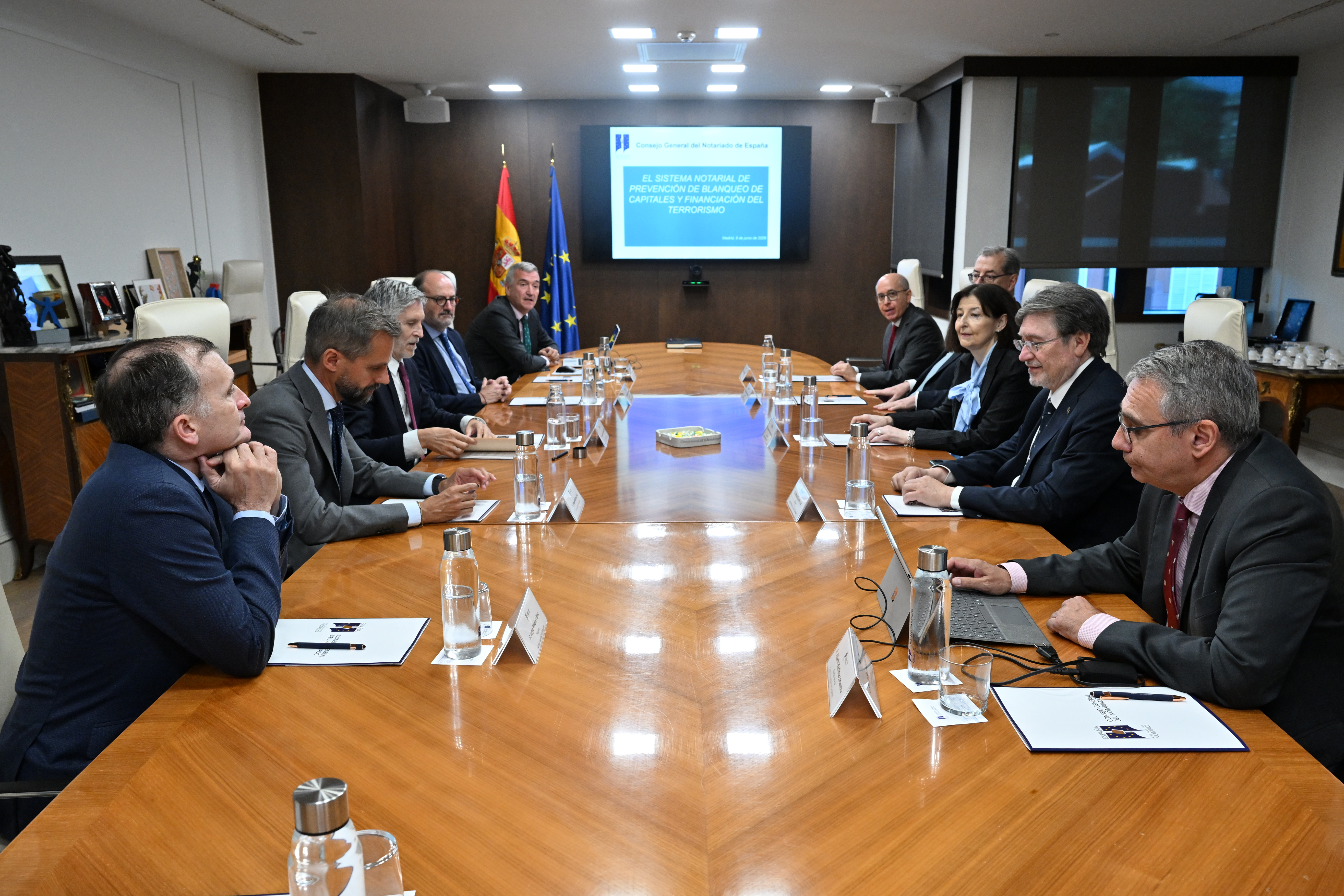 De izda. a dcha: Jorge Prades, vicresecretario del CGN, Lorenzo Martínez Ruiz, director de Gabinete del ministro del Interior; Fernando Grande-Marlaska, ministro del Interior; Raimundo Fortuñy, director general de la Fundación Notariado; Mariano García Fresno, jefe de la Unidad de Análisis del OCP; Pedro Galindo, director del OCP; Manuel Tarrío, secretario del CGN; Concepción Pilar Barrio, presidenta del CGN; Alfonso Cavallé, decano del Colegio Notarial de Canarias; Alberto Martínez Lacambra, director general del CTNotariado.
